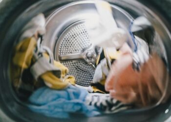 Lavar roupa é uma das maiores fontes de microplásticos: o que fazer para evitar?