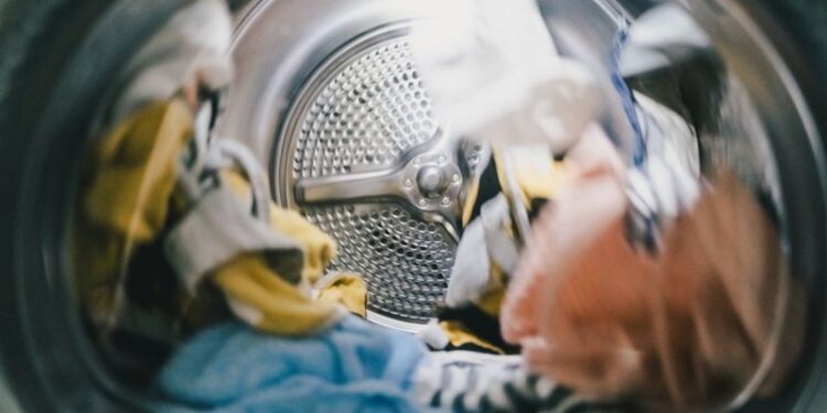 Lavar roupa é uma das maiores fontes de microplásticos: o que fazer para evitar?