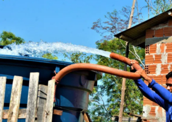Sem água na torneira, comida mais cara: o suplício das famílias em seca histórica na Amazônia