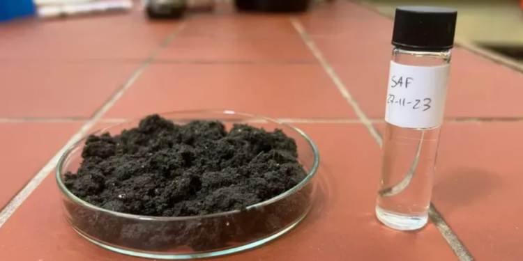 O novo combustível de aviação feito inteiramente de fezes humanas