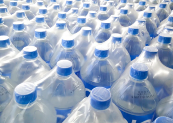 Perigo na água engarrafada! Os milhares de pequenos plásticos que ingerimos