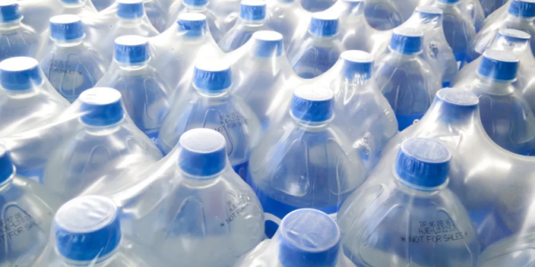 Perigo na água engarrafada! Os milhares de pequenos plásticos que ingerimos