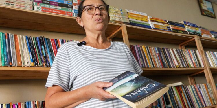 Na periferia do DF, biblioteca comunitária reúne 10 mil obras e sonhos