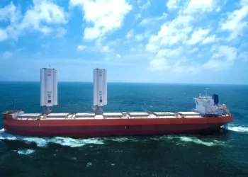 Navio de carga pioneiro movido a energia eólica zarpa