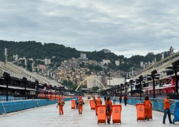 Comlurb recolhe mais de 69 toneladas de lixo do Sambódromo após segunda noite de Carnaval