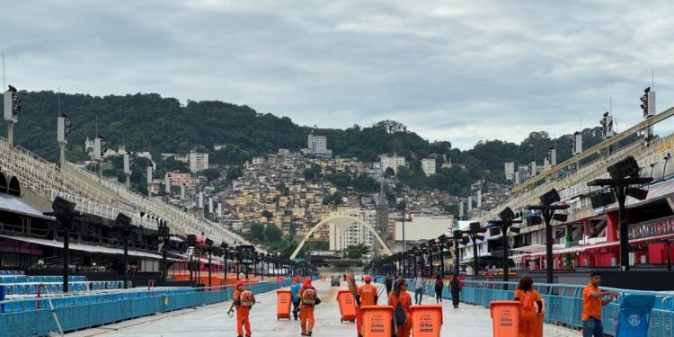 Comlurb recolhe mais de 69 toneladas de lixo do Sambódromo após segunda noite de Carnaval