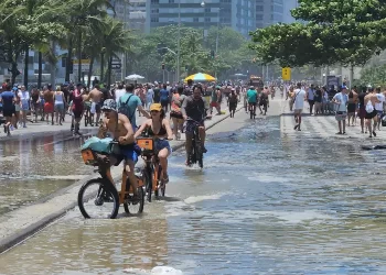 Mar agitado invade calçadão e ciclovia no Rio de Janeiro