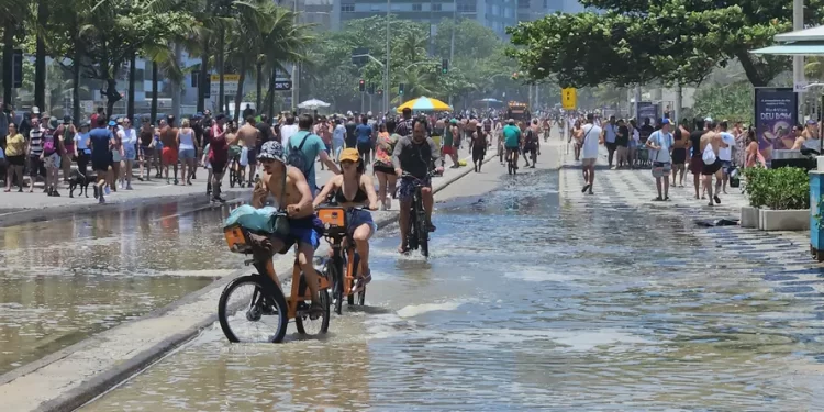 Mar agitado invade calçadão e ciclovia no Rio de Janeiro