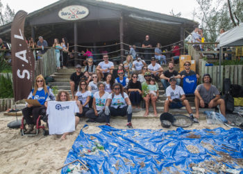 Ação de limpeza na Praia do Ferrugem