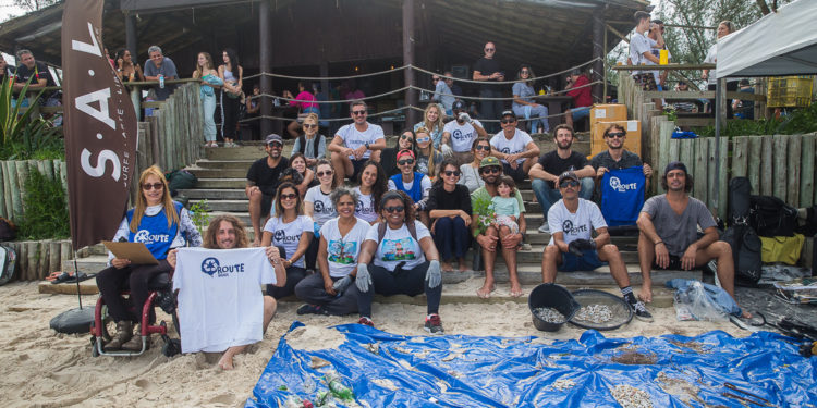Ação de limpeza na Praia do Ferrugem