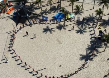 Ação de limpeza na praia do Leme