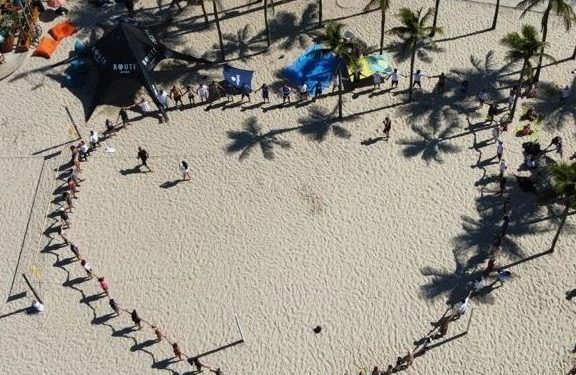 Ação de limpeza na praia do Leme