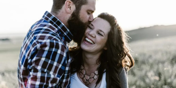 Sem “felizes para sempre”: conheça os três grandes paradoxos da felicidade