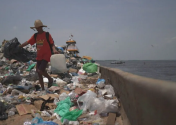 Faixa de areia é tomada por lixo após seca no Rio Negro: ‘Situação precária’, diz morador