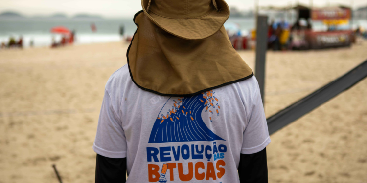 Revolução das bitucas: Juntos por praias e oceanos limpos, coletando 1 milhão de bitucas da Praia do Leme