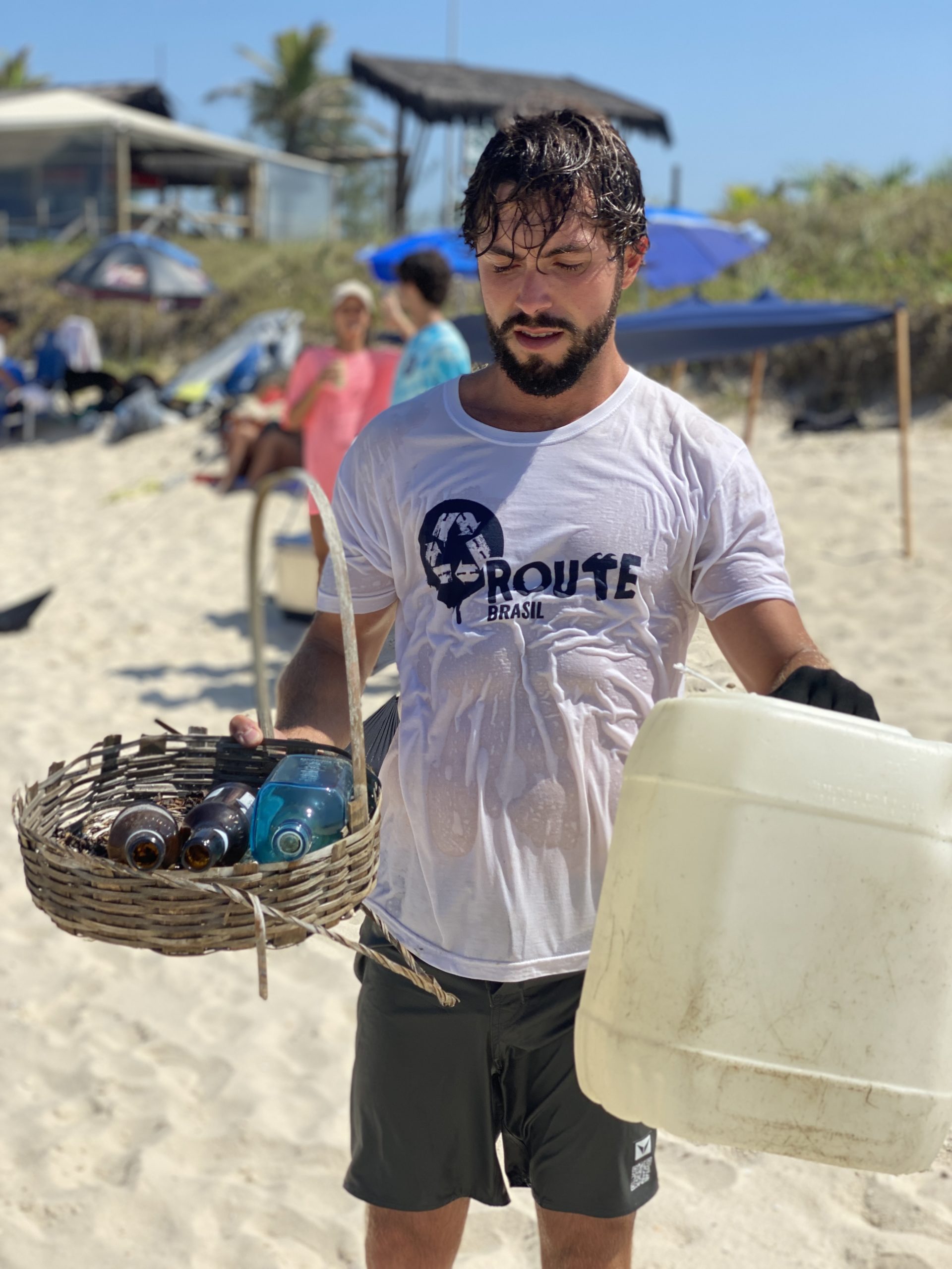 Em parceria com a Cia Marítima ROUTE Brasil realiza limpeza na Praia da Reserva