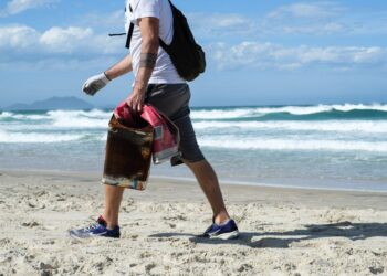Ambientalistas querem retirar 1 milhão de guimbas de cigarro das praias em 2024