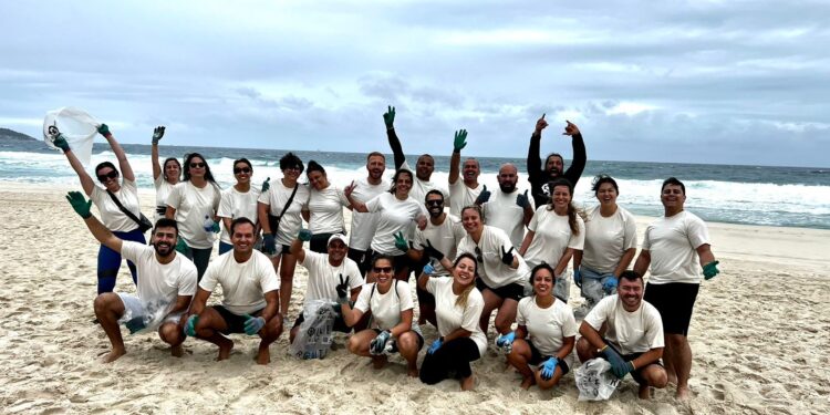 Transformando a Praia da Barra da Tijuca: Uma ação de limpeza impactante da Route Institute