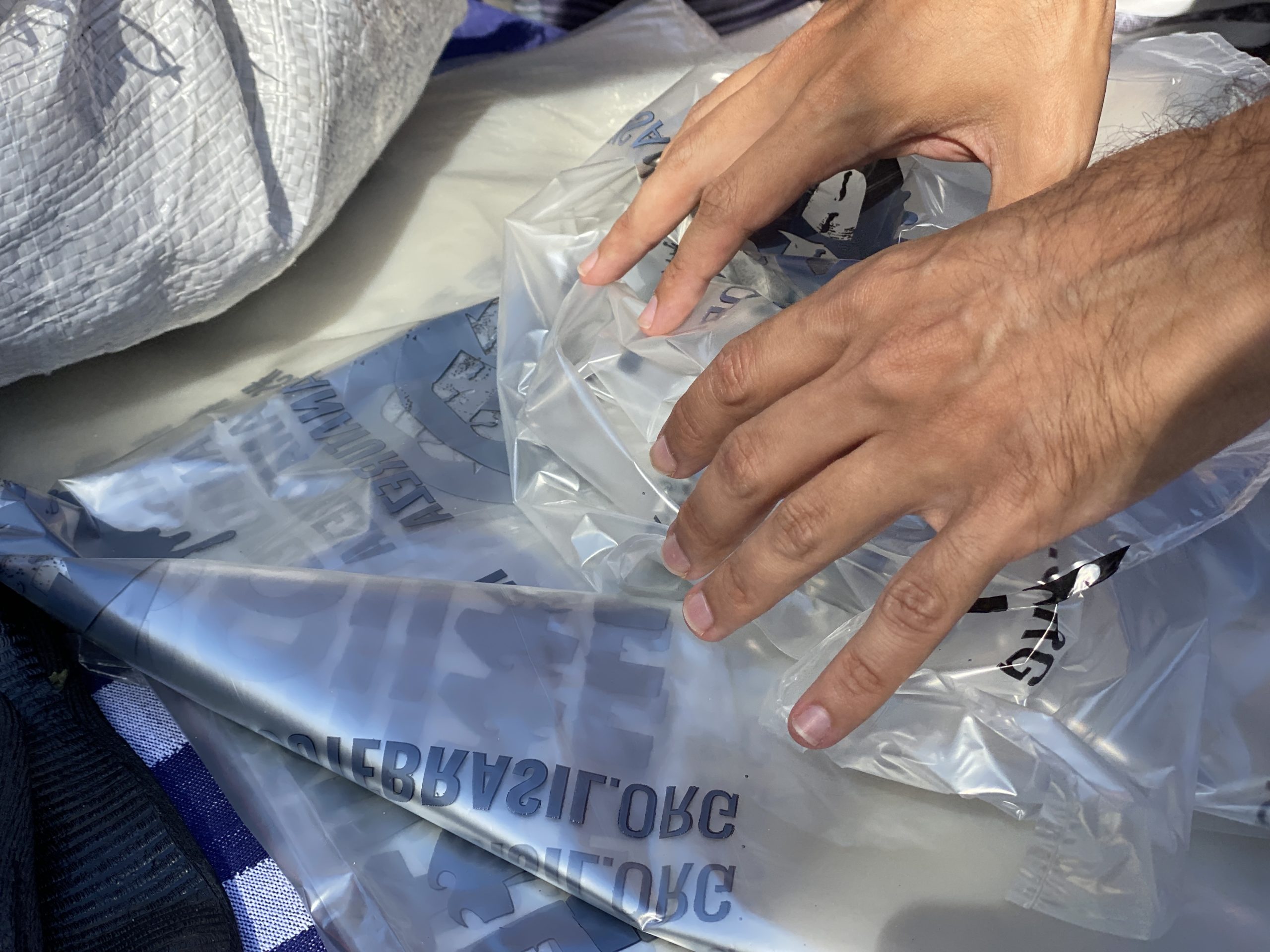 Retirada de resíduos na ação de limpeza na praia do Leme - ROUTE Brasil