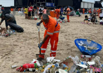 Réveillon no Rio deixa 969 toneladas de lixo nas ruas e praias