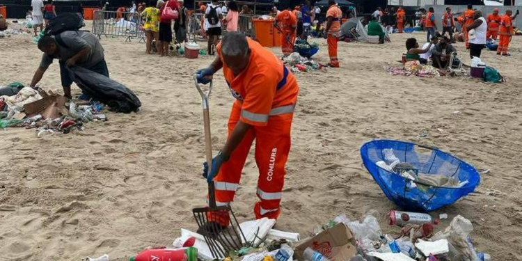 Réveillon no Rio deixa 969 toneladas de lixo nas ruas e praias