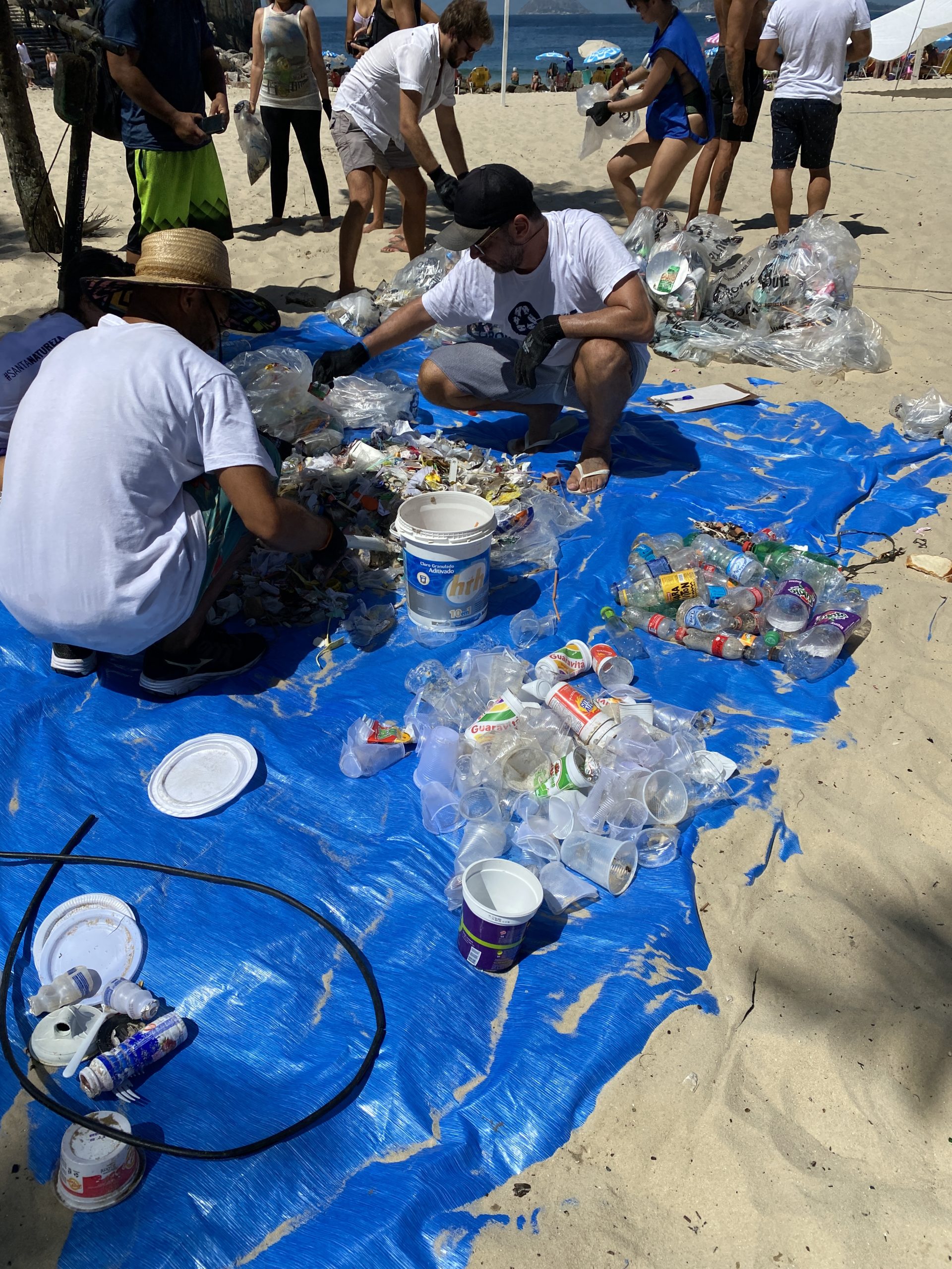Triagem dos resíduos encontrados na ação de limpeza na praia do leme - ROUTE Brasil