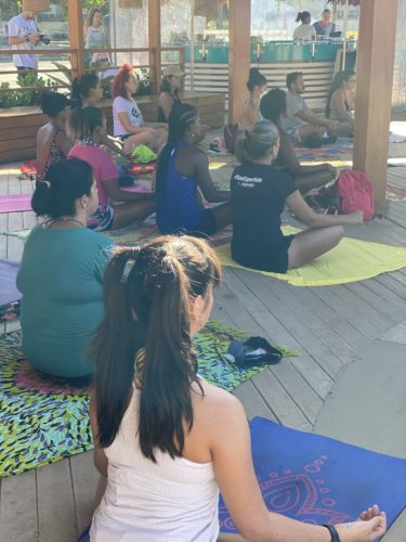 Turma de Yoga na ação de limpeza na praia do Leme - ROUTE Brasil