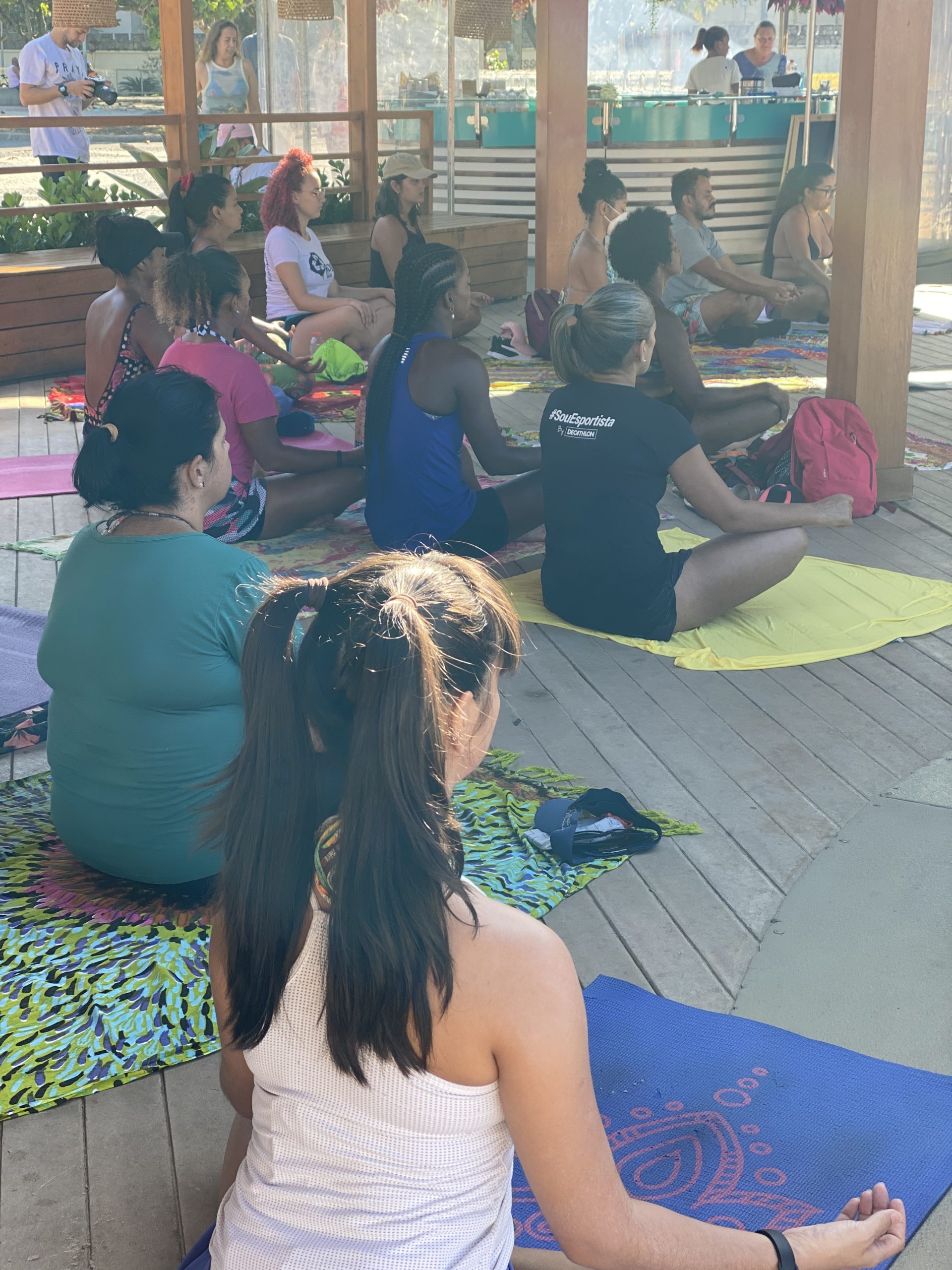Turma de Yoga na ação de limpeza na praia do Leme - ROUTE Brasil
