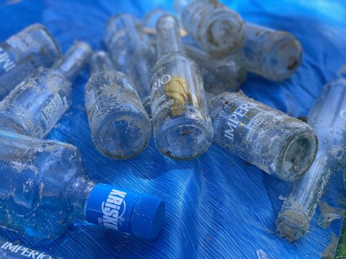 Vidros encontrados na ação de limpeza na praia do Leme - ROUTE Brasil