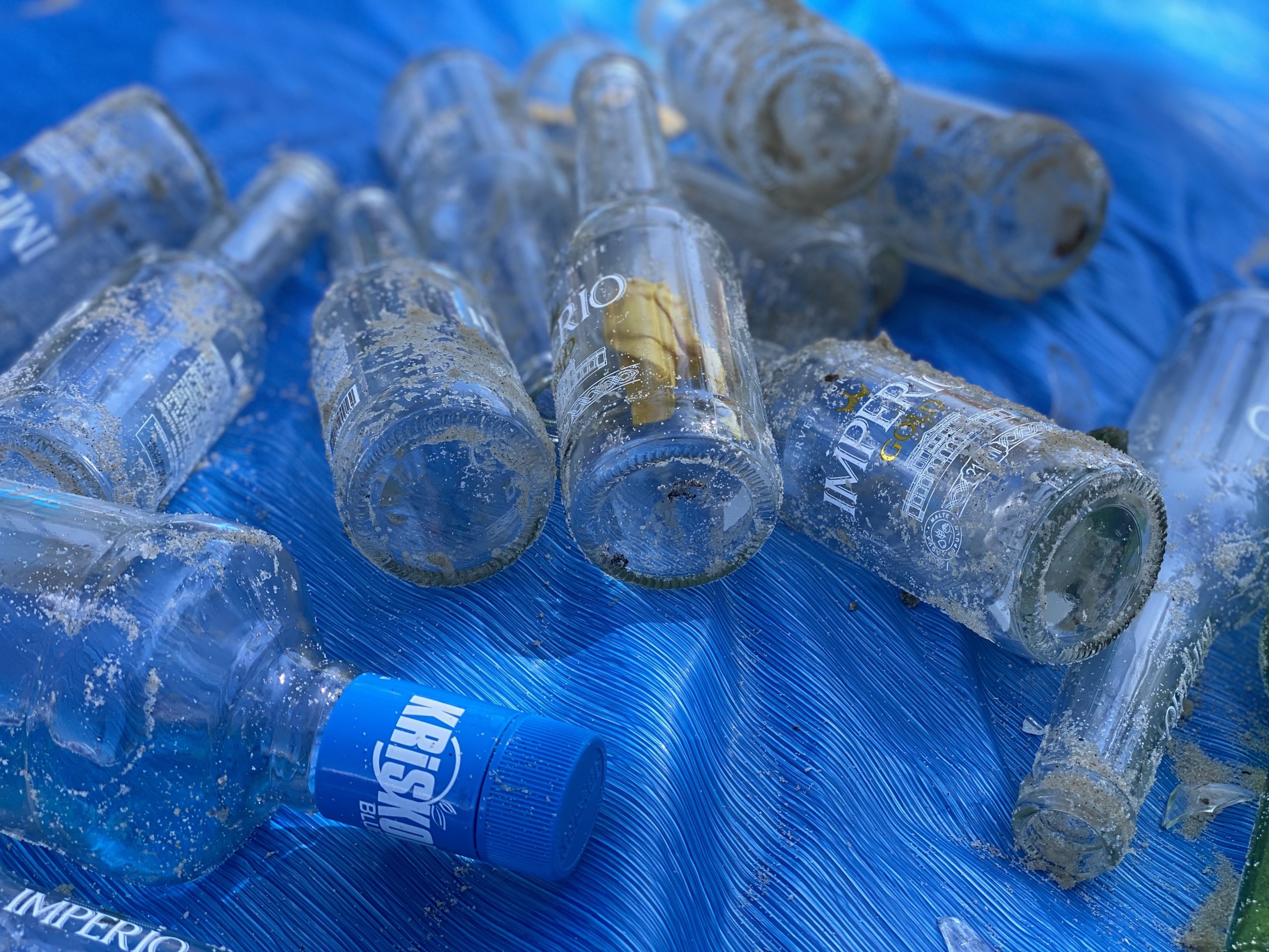 Vidros encontrados na ação de limpeza na praia do Leme - ROUTE Brasil