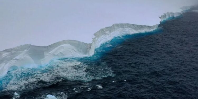 Maior iceberg do mundo que se soltou da Antártida tem quase um trilhão de toneladas