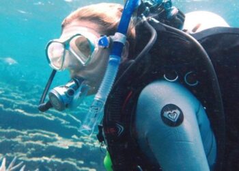 Os robôs treinados para restaurar corais danificados pelo aquecimento global